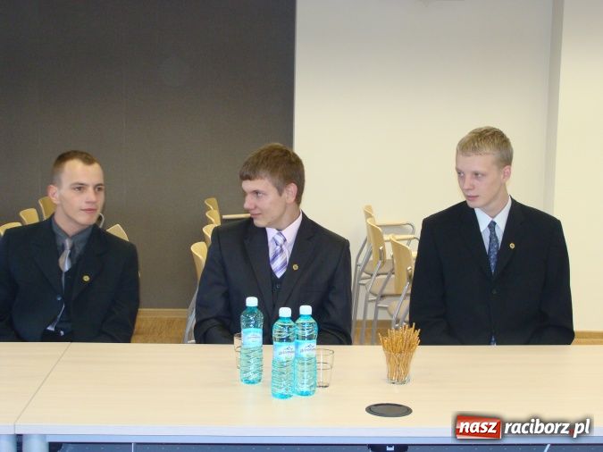 Zdjęcie w galerii na portalu naszraciborz.pl: Wręczono stypendia RIG-u wiadomości z regionu