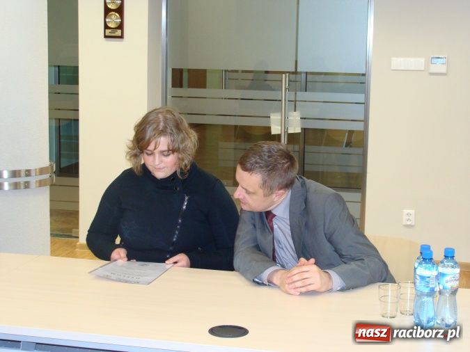 Zdjęcie w galerii na portalu naszraciborz.pl: Wręczono stypendia RIG-u wiadomości z regionu