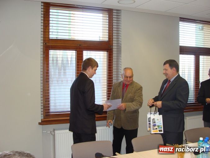 Zdjęcie w galerii na portalu naszraciborz.pl: Wręczono stypendia RIG-u wiadomości z regionu