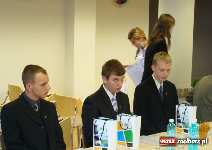Zdjęcie w galerii na portalu naszraciborz.pl: Wręczono stypendia RIG-u wiadomości z regionu