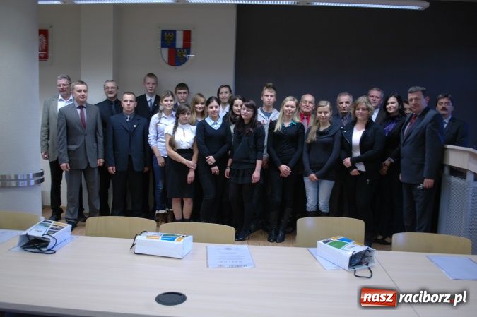 Zdjęcie w galerii na portalu naszraciborz.pl: Wręczono stypendia RIG-u wiadomości z regionu