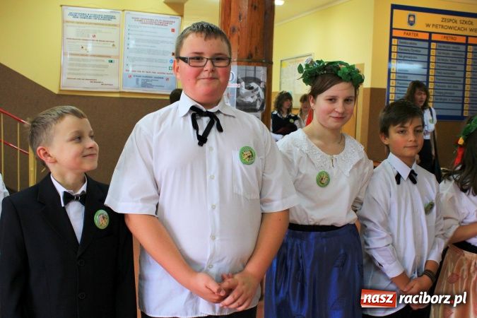 Zdjęcie w galerii na portalu naszraciborz.pl: Szkoła w Pietrowicach ma już 40 lat! wiadomości z regionu