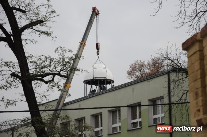 Zdjęcie w galerii na portalu naszraciborz.pl: Na dachu Mechanika zamontowano kopułę obserwatorium astronomicznego wiadomości z regionu