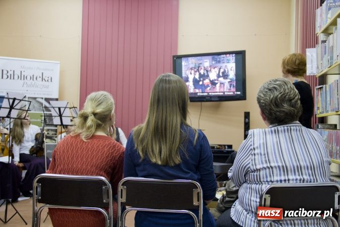Zdjęcie w galerii na portalu naszraciborz.pl: Wieczór debiutów w książnicy wiadomości z regionu