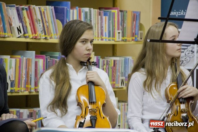 Zdjęcie w galerii na portalu naszraciborz.pl: Wieczór debiutów w książnicy wiadomości z regionu