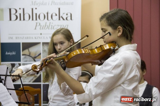 Zdjęcie w galerii na portalu naszraciborz.pl: Wieczór debiutów w książnicy wiadomości z regionu