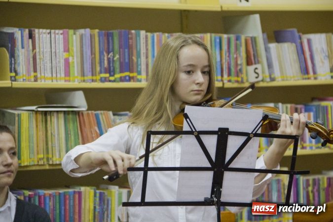 Zdjęcie w galerii na portalu naszraciborz.pl: Wieczór debiutów w książnicy wiadomości z regionu