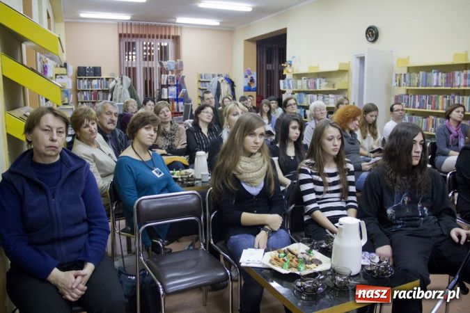 Zdjęcie w galerii na portalu naszraciborz.pl: Wieczór debiutów w książnicy wiadomości z regionu