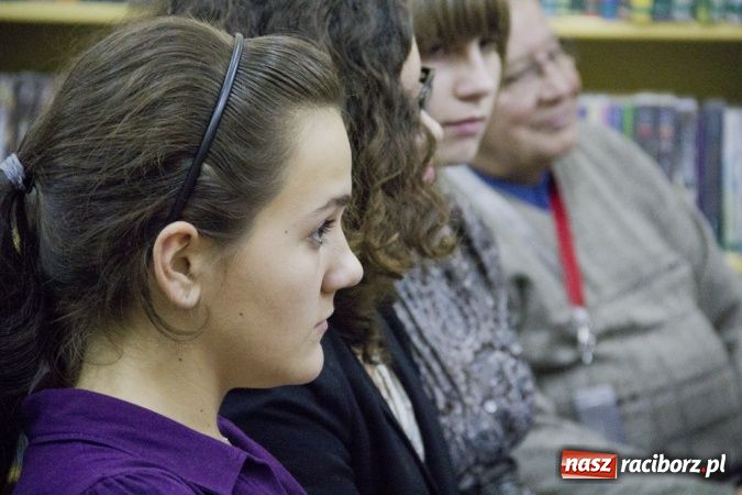 Zdjęcie w galerii na portalu naszraciborz.pl: Wieczór debiutów w książnicy wiadomości z regionu