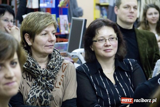 Zdjęcie w galerii na portalu naszraciborz.pl: Wieczór debiutów w książnicy wiadomości z regionu