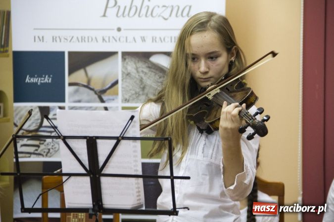 Zdjęcie w galerii na portalu naszraciborz.pl: Wieczór debiutów w książnicy wiadomości z regionu