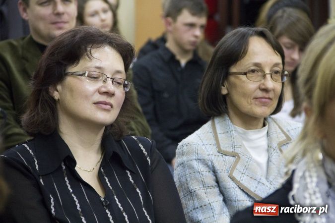 Zdjęcie w galerii na portalu naszraciborz.pl: Wieczór debiutów w książnicy wiadomości z regionu