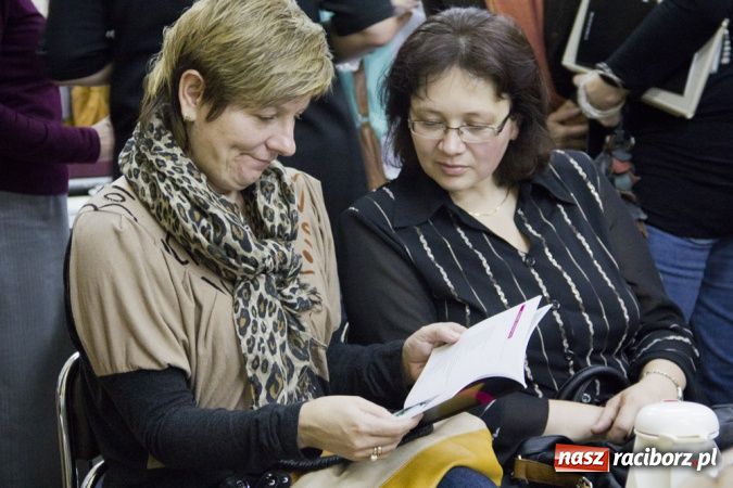 Zdjęcie w galerii na portalu naszraciborz.pl: Wieczór debiutów w książnicy wiadomości z regionu