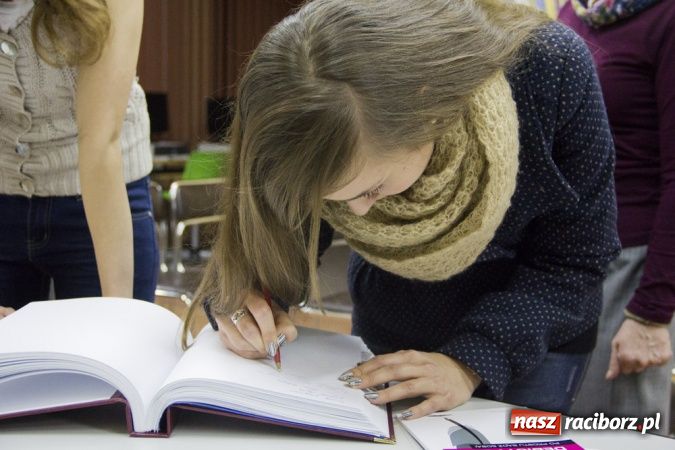 Zdjęcie w galerii na portalu naszraciborz.pl: Wieczór debiutów w książnicy wiadomości z regionu