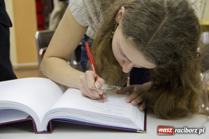 Zdjęcie w galerii na portalu naszraciborz.pl: Wieczór debiutów w książnicy wiadomości z regionu
