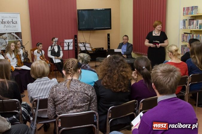 Zdjęcie w galerii na portalu naszraciborz.pl: Wieczór debiutów w książnicy wiadomości z regionu