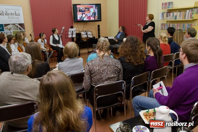 Zdjęcie w galerii na portalu naszraciborz.pl: Wieczór debiutów w książnicy wiadomości z regionu