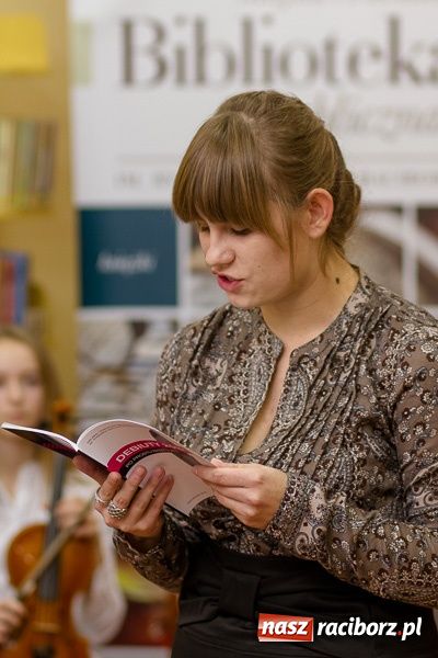Zdjęcie w galerii na portalu naszraciborz.pl: Wieczór debiutów w książnicy wiadomości z regionu