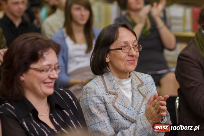 Zdjęcie w galerii na portalu naszraciborz.pl: Wieczór debiutów w książnicy wiadomości z regionu