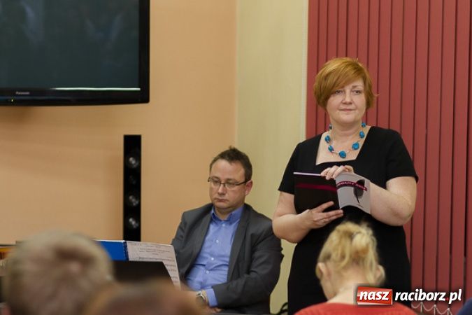 Zdjęcie w galerii na portalu naszraciborz.pl: Wieczór debiutów w książnicy wiadomości z regionu