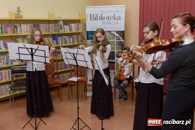 Zdjęcie w galerii na portalu naszraciborz.pl: Wieczór debiutów w książnicy wiadomości z regionu