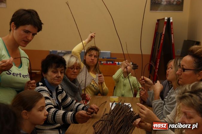 Zdjęcie w galerii na portalu naszraciborz.pl: W Zawadzie Książęcej wiklina poszła w ruch wiadomości z regionu