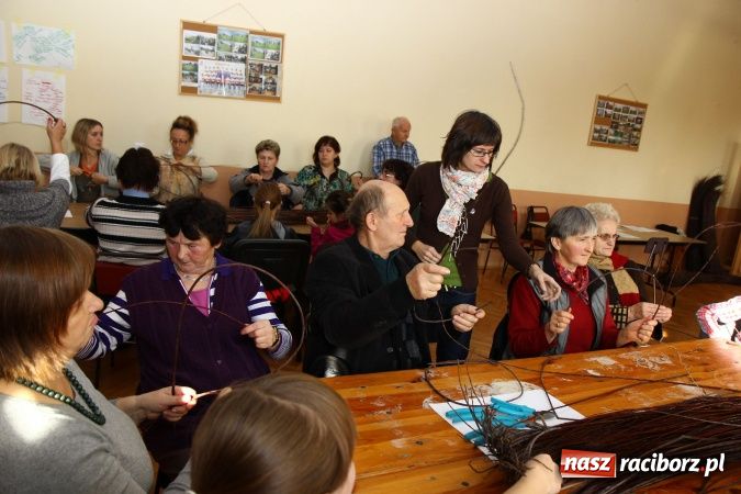Zdjęcie w galerii na portalu naszraciborz.pl: W Zawadzie Książęcej wiklina poszła w ruch wiadomości z regionu
