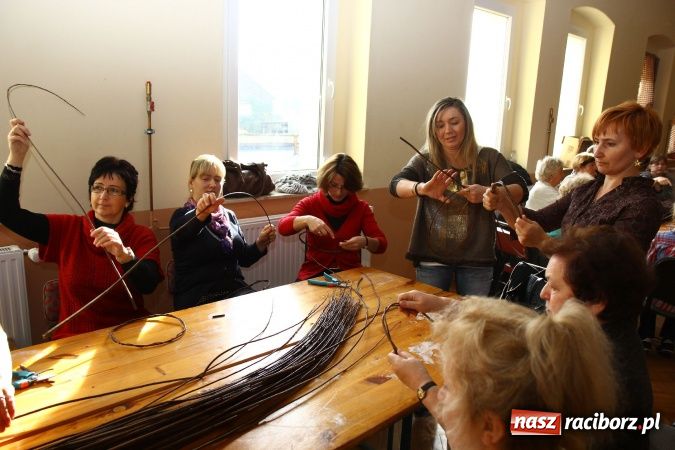 Zdjęcie w galerii na portalu naszraciborz.pl: W Zawadzie Książęcej wiklina poszła w ruch wiadomości z regionu