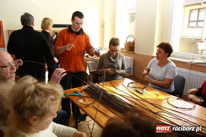 Zdjęcie w galerii na portalu naszraciborz.pl: W Zawadzie Książęcej wiklina poszła w ruch wiadomości z regionu
