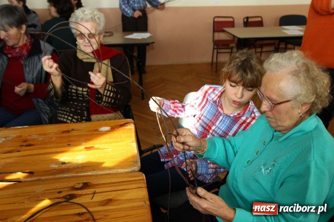 Zdjęcie w galerii na portalu naszraciborz.pl: W Zawadzie Książęcej wiklina poszła w ruch wiadomości z regionu