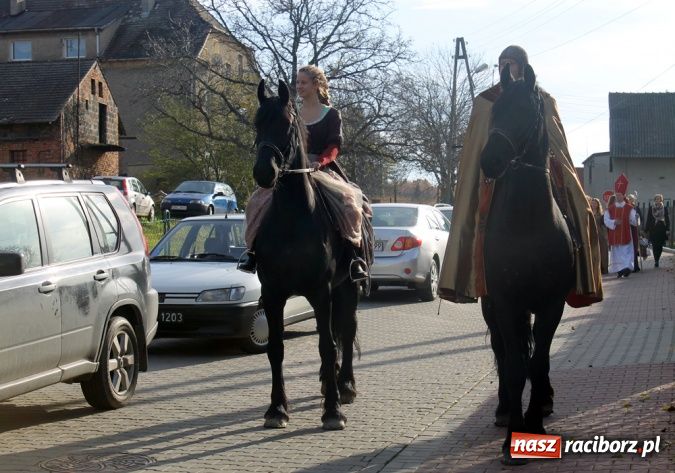 Zdjęcie w galerii na portalu naszraciborz.pl: Na świętego Marcina do Brzezia przyjechała nawet Telewizja Polska z Katowic wiadomości z regionu