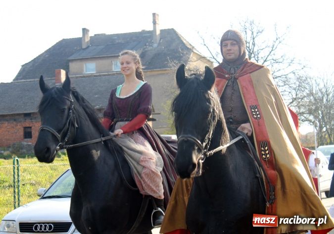 Zdjęcie w galerii na portalu naszraciborz.pl: Na świętego Marcina do Brzezia przyjechała nawet Telewizja Polska z Katowic wiadomości z regionu