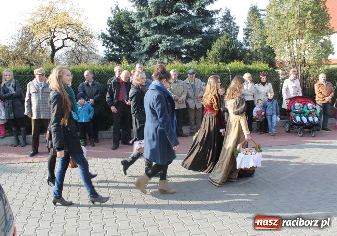 Zdjęcie w galerii na portalu naszraciborz.pl: Na świętego Marcina do Brzezia przyjechała nawet Telewizja Polska z Katowic wiadomości z regionu