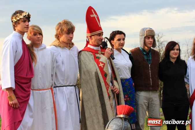 Zdjęcie w galerii na portalu naszraciborz.pl: Przedstawienie na ulicach Samborowic, a po nim... wiadomości z regionu