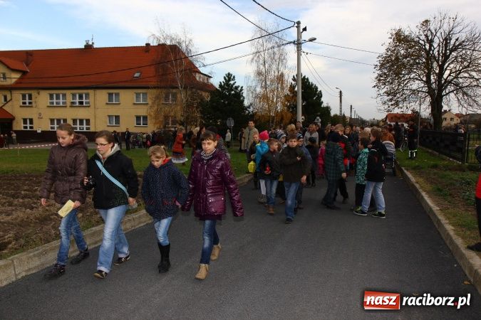 Zdjęcie w galerii na portalu naszraciborz.pl: Przedstawienie na ulicach Samborowic, a po nim... wiadomości z regionu