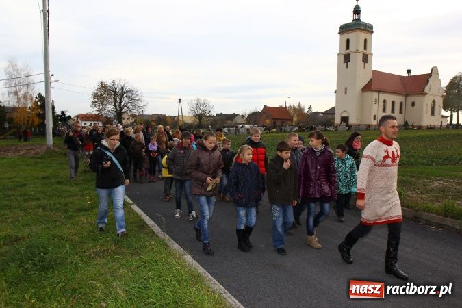 Zdjęcie w galerii na portalu naszraciborz.pl: Przedstawienie na ulicach Samborowic, a po nim... wiadomości z regionu