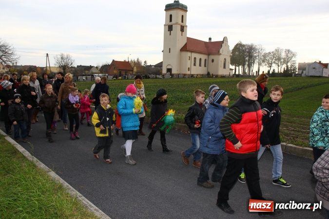Zdjęcie w galerii na portalu naszraciborz.pl: Przedstawienie na ulicach Samborowic, a po nim... wiadomości z regionu