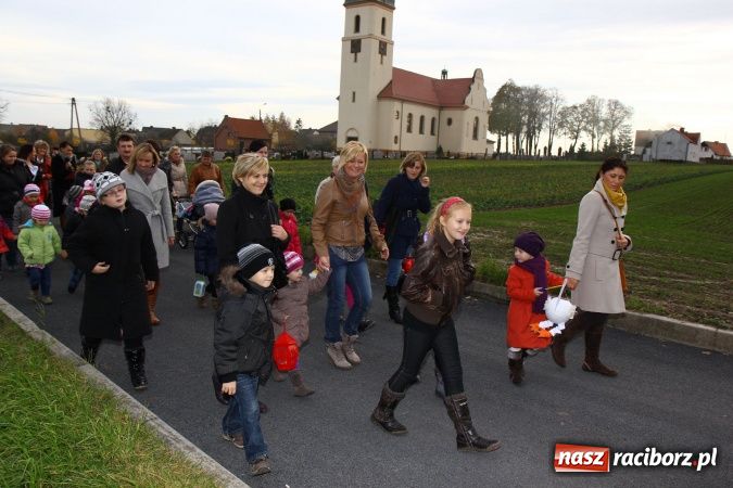 Zdjęcie w galerii na portalu naszraciborz.pl: Przedstawienie na ulicach Samborowic, a po nim... wiadomości z regionu