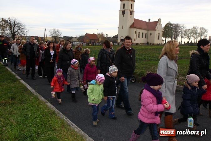 Zdjęcie w galerii na portalu naszraciborz.pl: Przedstawienie na ulicach Samborowic, a po nim... wiadomości z regionu
