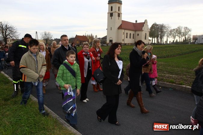 Zdjęcie w galerii na portalu naszraciborz.pl: Przedstawienie na ulicach Samborowic, a po nim... wiadomości z regionu