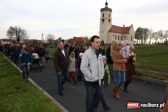 Zdjęcie w galerii na portalu naszraciborz.pl: Przedstawienie na ulicach Samborowic, a po nim... wiadomości z regionu