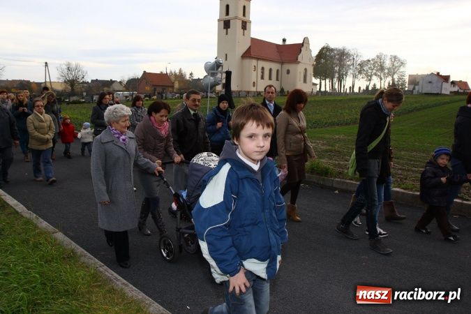 Zdjęcie w galerii na portalu naszraciborz.pl: Przedstawienie na ulicach Samborowic, a po nim... wiadomości z regionu