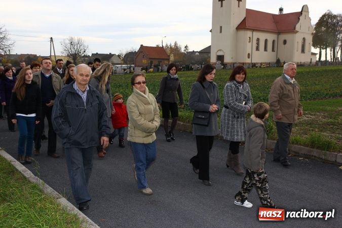 Zdjęcie w galerii na portalu naszraciborz.pl: Przedstawienie na ulicach Samborowic, a po nim... wiadomości z regionu