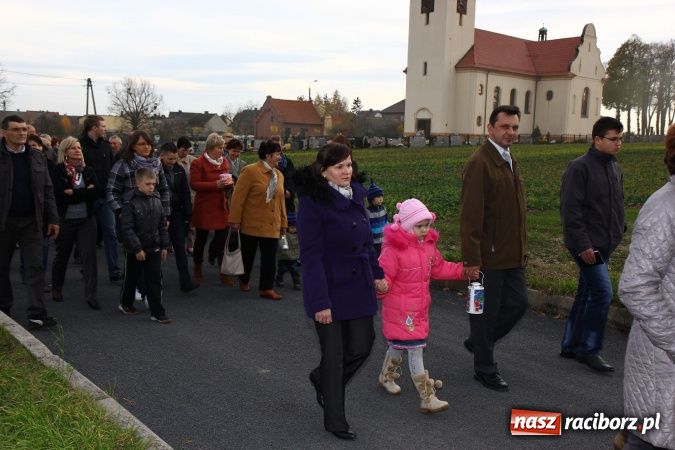 Zdjęcie w galerii na portalu naszraciborz.pl: Przedstawienie na ulicach Samborowic, a po nim... wiadomości z regionu