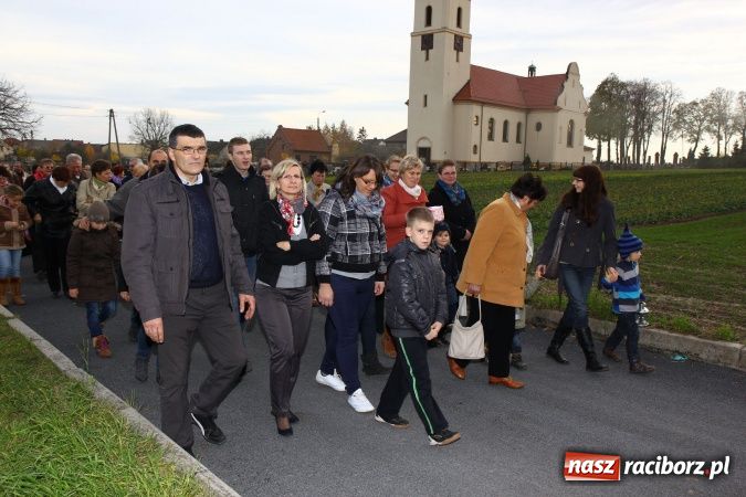 Zdjęcie w galerii na portalu naszraciborz.pl: Przedstawienie na ulicach Samborowic, a po nim... wiadomości z regionu