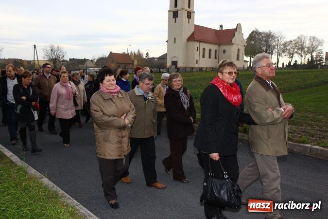 Zdjęcie w galerii na portalu naszraciborz.pl: Przedstawienie na ulicach Samborowic, a po nim... wiadomości z regionu