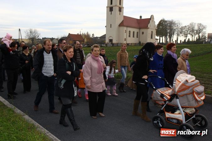 Zdjęcie w galerii na portalu naszraciborz.pl: Przedstawienie na ulicach Samborowic, a po nim... wiadomości z regionu