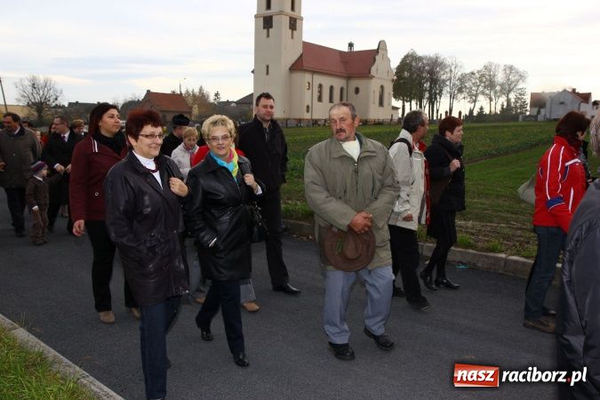 Zdjęcie w galerii na portalu naszraciborz.pl: Przedstawienie na ulicach Samborowic, a po nim... wiadomości z regionu