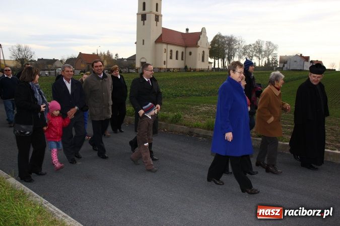 Zdjęcie w galerii na portalu naszraciborz.pl: Przedstawienie na ulicach Samborowic, a po nim... wiadomości z regionu