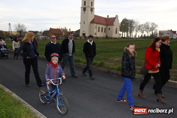 Zdjęcie w galerii na portalu naszraciborz.pl: Przedstawienie na ulicach Samborowic, a po nim... wiadomości z regionu